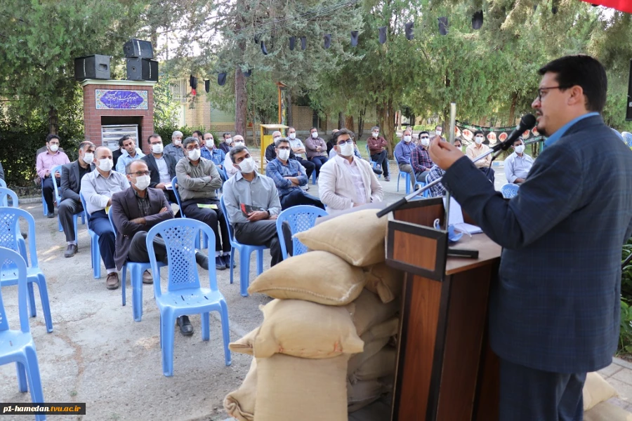 مراسم قرائت زیارت عاشورا و بزرگداشت هفته دفاع مفدس در جوار مزار شهید گمنام آموزشکده شهید مفتح برگزار شد. 4