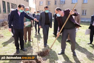 به مناسبت هفته‌ منابع طبیعی و روز درخت کاری آیین کاشت نهال شناسنامه دار در آموزشکده فنی و حرفه ای شهید مفتح همدان برگزار شد.

 6