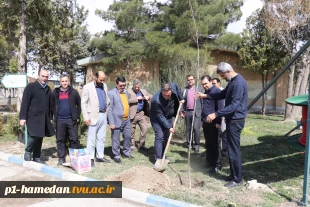 در هفته منابع طبیعی و به هدف پاسداشت طبیعت وحفظ محیط زیست :
چند اصله نهال مثمر در دانشکده شهید مفتح کاشته شد 2