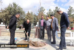 در هفته منابع طبیعی و به هدف پاسداشت طبیعت وحفظ محیط زیست :
چند اصله نهال مثمر در دانشکده شهید مفتح کاشته شد 2