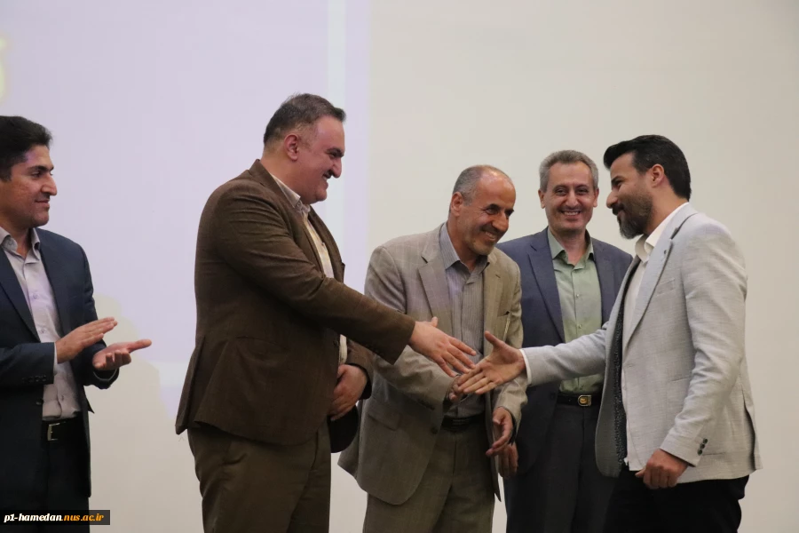 مراسم گرامیداشت مقام شامخ استاد و تقدیر از اساتید سرآمد دانشگاه ملی مهارت استان همدان برگزار شد 10